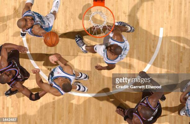 David Wesley#4 of the Charlotte Hornets goes to the basket against the Cleveland Cavaliers at the Charlotte Coliseum in Charlotte, North Carolina....