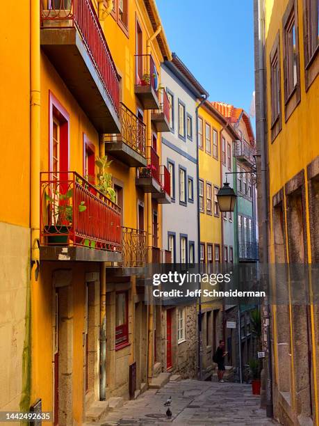 narrow street_ribeira district_porto - oporto portugal stockfoto's en -beelden