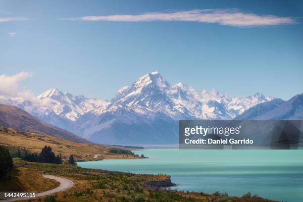 road leading the way to new zealand's famous mount cook, the lord of the rings, landscape photography, turquoise lake pukaki - mt cook stock-fotos und bilder
