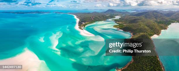 panorama of hill inlet on a sunny day in whitsundays island in great barrier reef, australia - groot barrièrerif stockfoto's en -beelden