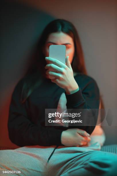 the social media overuse - cell phone confused stockfoto's en -beelden