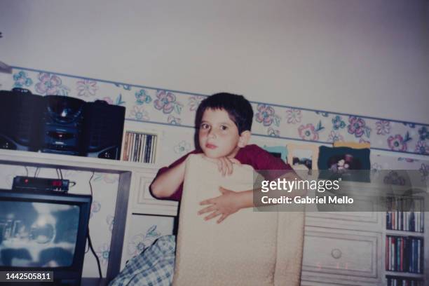 portrait of young boy at home in 1994 - boys photos - fotografias e filmes do acervo