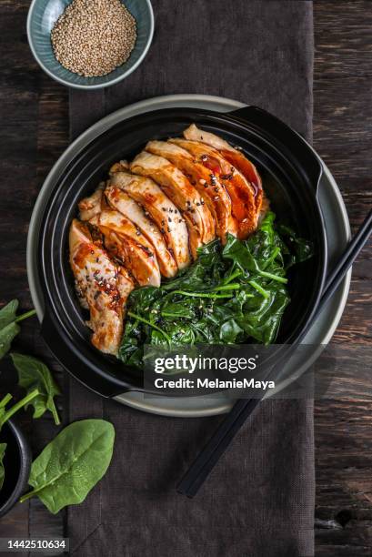 ciotola di cibo asiatico petto di pollo glassato teriyaki con aglio sesamo spinaci verdura con bastoncini di braciola - filetto foto e immagini stock