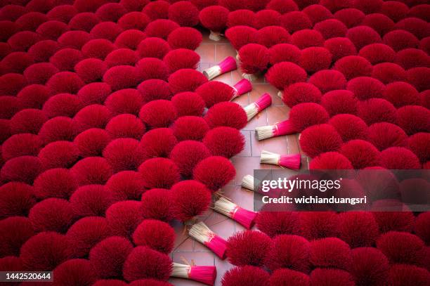 räucherstäbchen trocknen in vietnam - incense stock-fotos und bilder