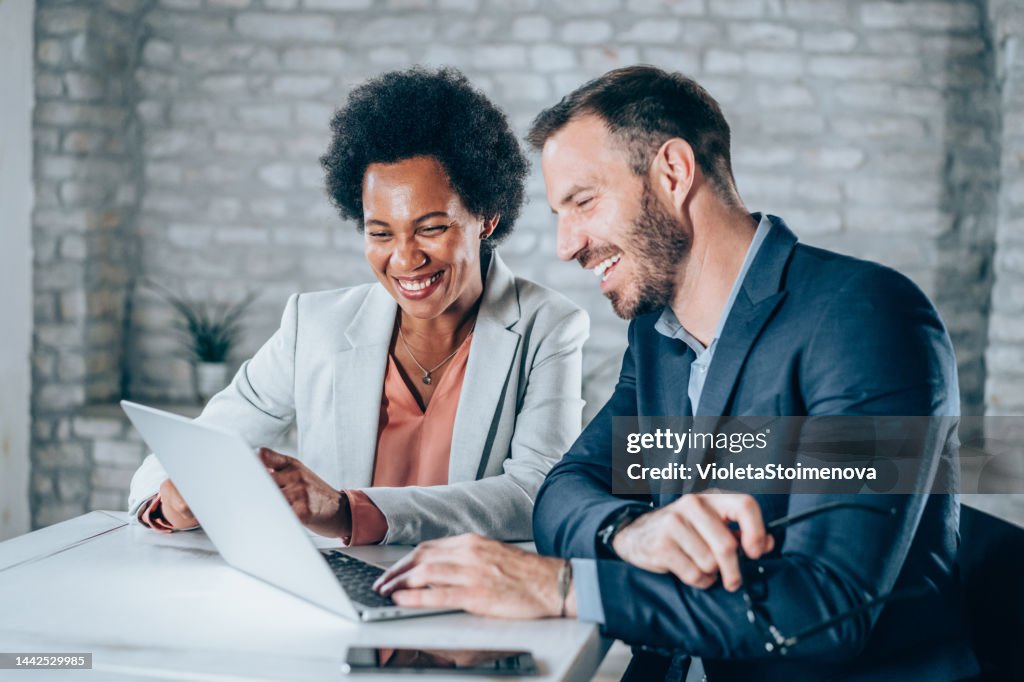 Partner commerciali in riunione.