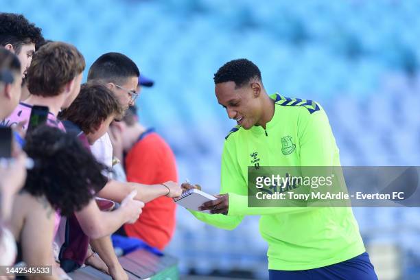 Yerry Mina meets fans during the Everton training session at ACCOR Stadium on November 18, 2022 in Sydney, Australia.