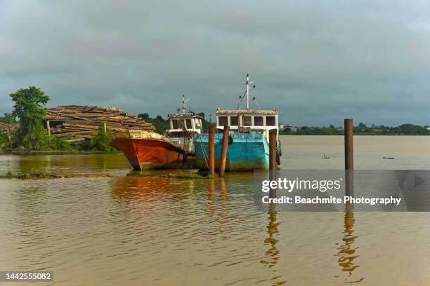rajang river , logs and boats viewed from cafe selalo in sibu, sarawak, malaysia - sibu river stock pictures, royalty-free photos & images