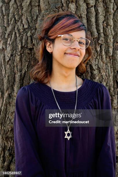 retrato de adolescente transgénero al aire libre. - judaism fotografías e imágenes de stock