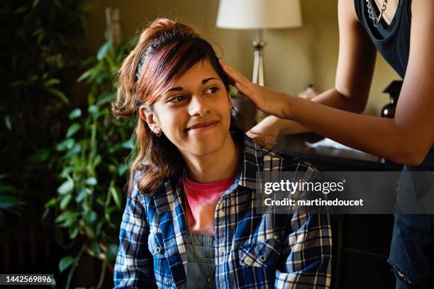amici adolescenti transgender e non binari che si fanno i capelli a casa. - transgender foto e immagini stock