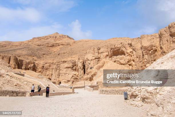 turistas en el valle de los reyes, luxor, egipto - valle fotografías e imágenes de stock