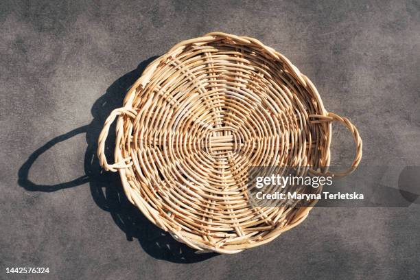 round base made of natural material. wicker background from straw and vines. eco background. zero waste. tray. - mimbre fotografías e imágenes de stock