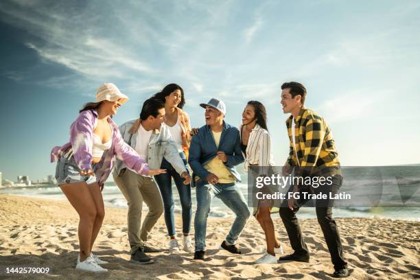 friends having fun and dancing at the beach - tropical music stockfoto's en -beelden