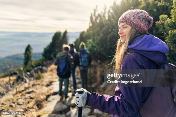 famille profitant de la randonnée dans les tatras par une journée d’automne ensoleillée - tatra photos et images de collection