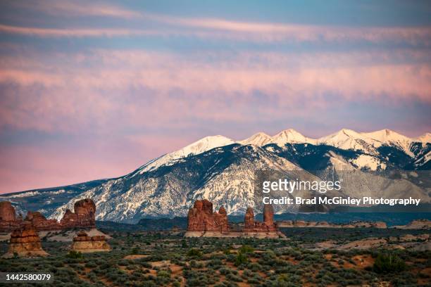 arches national park and lasal mountain range - moab utah stockfoto's en -beelden