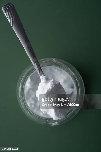 directly above baking soda against green background,malaysia - backpulver stock-fotos und bilder