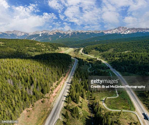 interstate 70 through the rocky mountains - interstate 70 photos et images de collection