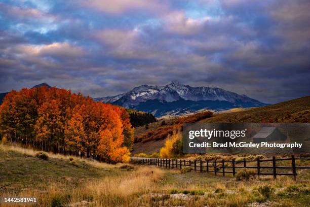 wilson peak tin roof barns - san miguel range stockfoto's en -beelden