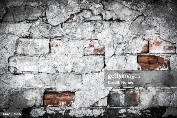 image of broken brick wall - desmoronar fotografías e imágenes de stock