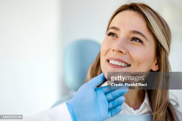 la donna è venuta a vedere il dentista - sorridere foto e immagini stock