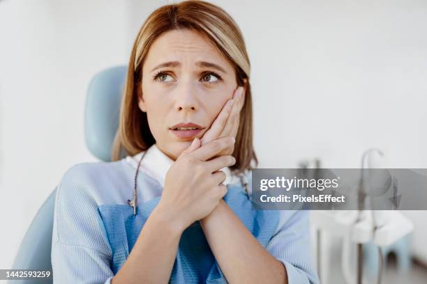 symptoms of gums pain - parodontitis stockfoto's en -beelden