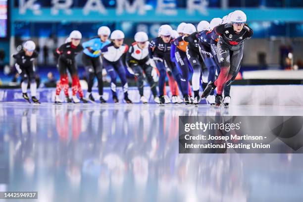 Ivanie Blondin of Canada leads the pack in the Ladies Mass during the ISU World Cup Speed Skating at Thialf on November 18, 2022 in Heerenveen,...