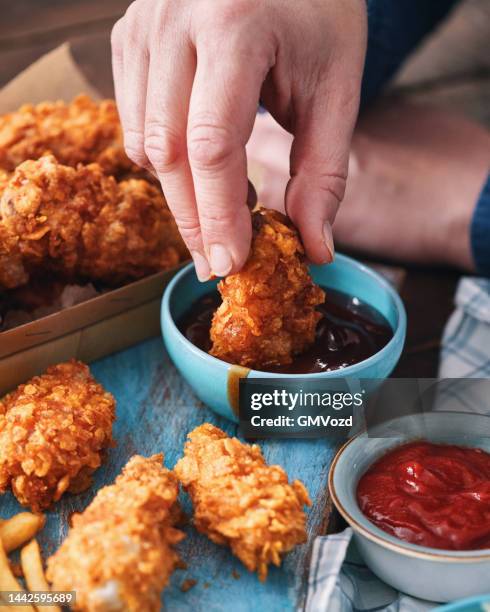 crispy fried chicken with french fries - gefrituurde kip stockfoto's en -beelden
