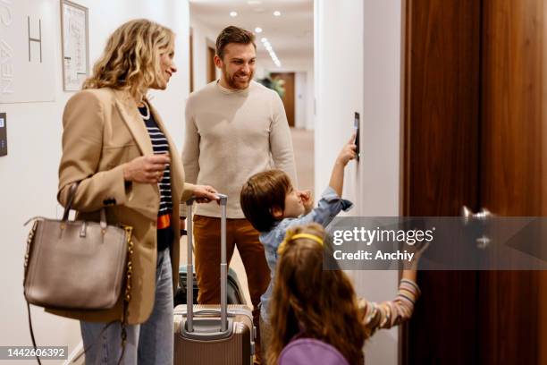 familia en el hotel buscando la habitación - huésped fotografías e imágenes de stock