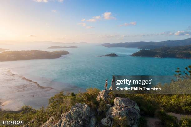 couple profitant de la vue sur la montagne surplombant l’océan whitsundays - australie montagne paysage photos et images de collection