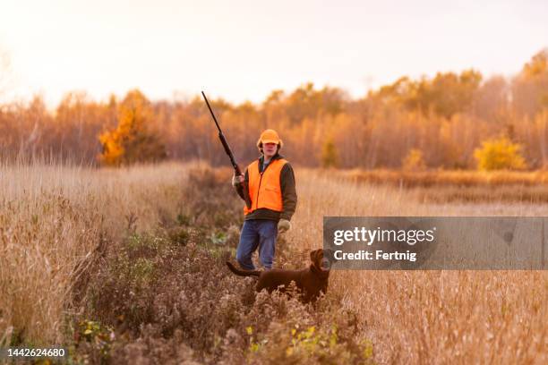 un cazador adolescente con su labrador retriever - perro de caza fotografías e imágenes de stock