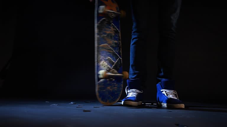 https://media.gettyimages.com/id/144265786/video/skate-action.jpg?b=1&s=640x640&k=20&c=Ej1YTYiYNnRw_wE-ZcSwN6WR0uCCPdBC0dlHDOgQ6t4=