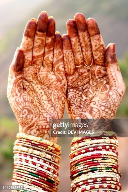 indian bride hands with henna tattoo - indian bride closeup stock-fotos und bilder