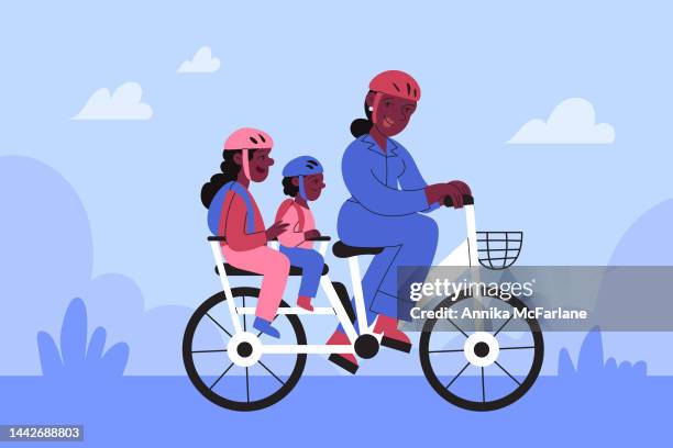 a young black mother rides e-bike with her two kids as commute - cycling helmet 幅插畫檔、美工圖案、卡通及圖標