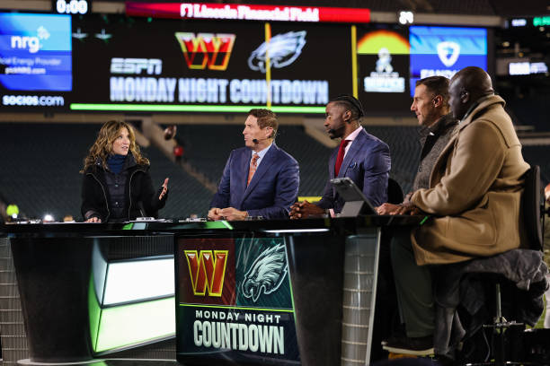 Analysts Suzy Kolber, Steve Young, Robert Griffith III, Alex Smith, and Booger McFarland interact before the game between the Philadelphia Eagles and...