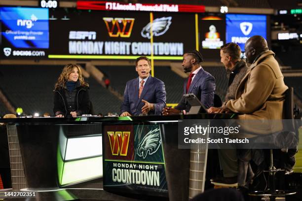 Analysts Suzy Kolber, Steve Young, Robert Griffith III, Alex Smith, and Booger McFarland interact before the game between the Philadelphia Eagles and...