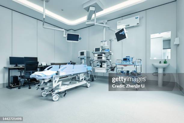 modern hospital ward with endoscope and ventilator system in intensive care unit in covid pandemic situation - sala de cirurgia com assistência imagens e fotografias de stock