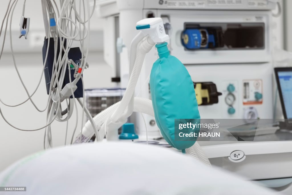 Máquina de ventilación hospitalaria en un quirófano