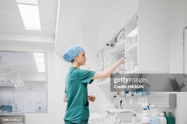 enfermera trabajando en quirófano - material médico fotografías e imágenes de stock