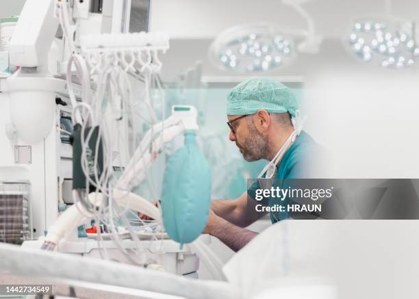 male doctor working in operation room - anesthesioloog stockfoto's en -beelden