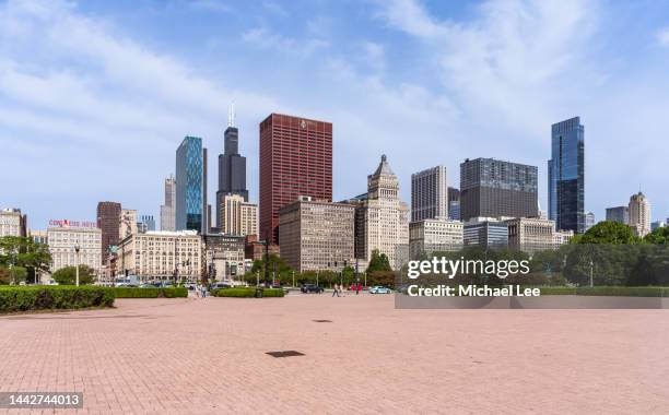 sunny michigan avenue skyline in chicago - chicago finance stock-fotos und bilder