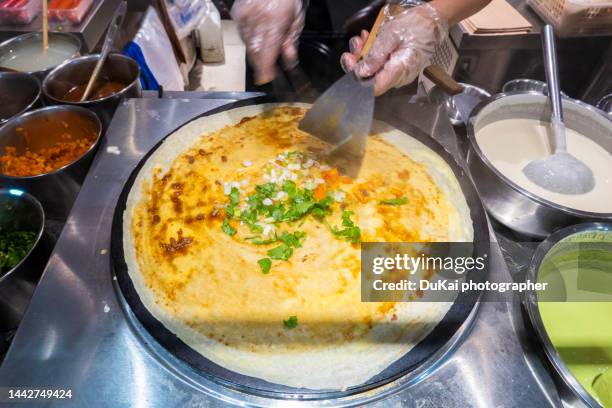 pancake rolled with crisp fritter (traditional chinese snacks) - panchina stockfoto's en -beelden