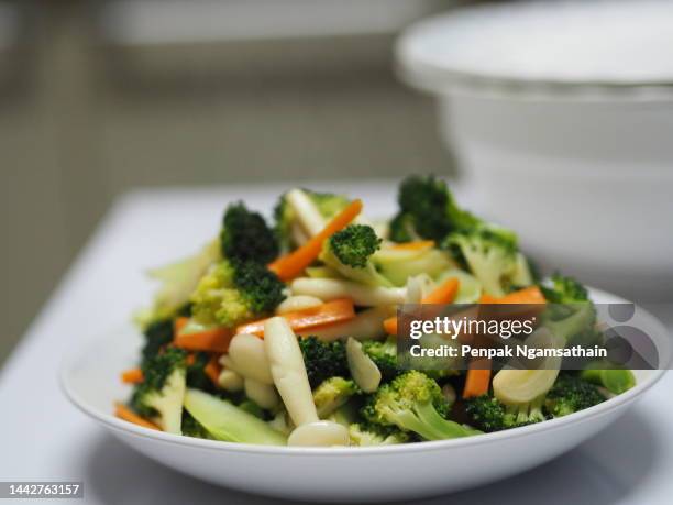 shimeji mushroom, broccoli, carrot stir-fry with chicken - salteado imagens e fotografias de stock