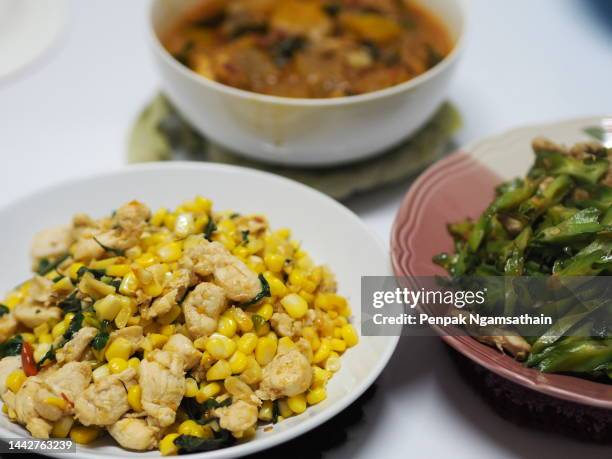 psophocarpus winged bean princess bean stir-fried vegetables and chicken fried corn and basil leaves - princess bean - fotografias e filmes do acervo