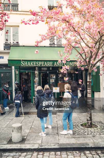 shakespeare and company bookstore in paris - shakespeare & company stock pictures, royalty-free photos & images