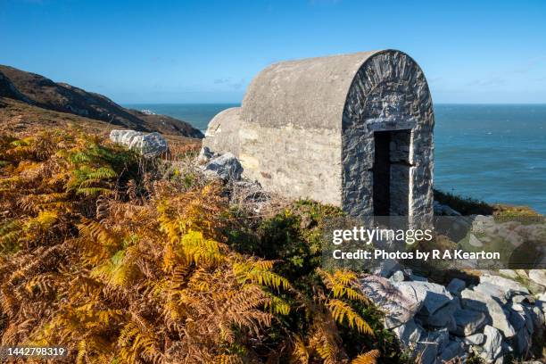 old stone magazine hut on holyhead mountain, anglesey, north wales - bracken ストックフォトと画像