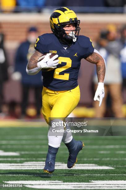 Blake Corum of the Michigan Wolverines during a first half run against the Illinois Fighting Illini at Michigan Stadium on November 19, 2022 in Ann...