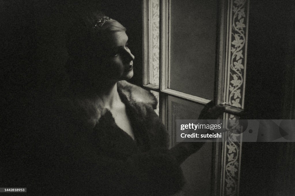 Die Frau am Fenster in der Nacht.