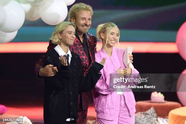 Lisa Mantler, Lena Mantler and Thomas Gottschalk speak on stage during the "Wetten, dass...?" Live Show on November 19, 2022 in Friedrichshafen,...