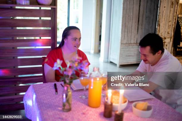 couple enjoying a romantic date - food fond blanc stock pictures, royalty-free photos & images