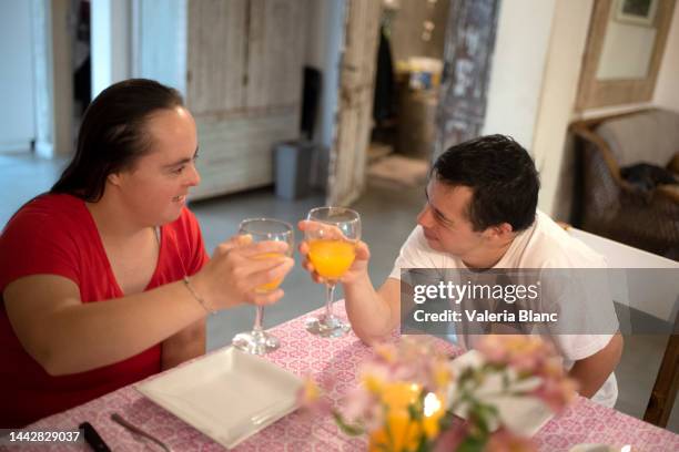 couple enjoying a romantic date - food fond blanc stock pictures, royalty-free photos & images