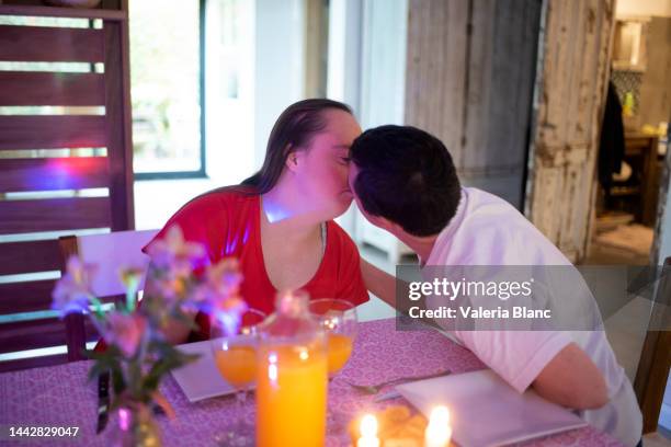 couple enjoying a romantic date - food fond blanc stock pictures, royalty-free photos & images